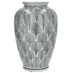 Zdjęcie produktowe na gładkim, białym tle (packshot). Samotny, ceramiczny wazon o pękatym, zwężającym się ku dołowi i ku górze kształcie z krótką, wyodrębnioną szyjką. Cała powierzchnia wazonu pokryta jest gęstym, czarno-białym wzorem geometryczno-roślinnym, przypominającym rzędy zachodzących na siebie wachlarzy lub stylizowanych, rozłożystych liści z wyraźnie zaznaczonym żyłkowaniem.