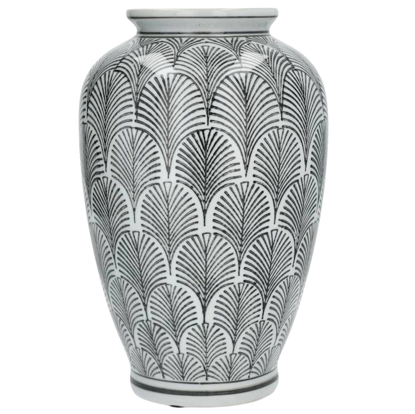 Zdjęcie produktowe na gładkim, białym tle (packshot). Samotny, ceramiczny wazon o pękatym, zwężającym się ku dołowi i ku górze kształcie z krótką, wyodrębnioną szyjką. Cała powierzchnia wazonu pokryta jest gęstym, czarno-białym wzorem geometryczno-roślinnym, przypominającym rzędy zachodzących na siebie wachlarzy lub stylizowanych, rozłożystych liści z wyraźnie zaznaczonym żyłkowaniem.