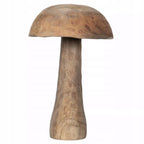 Dekoracyjna figurka w kształcie grzyba o klasycznych proporcjach, wykonana w całości z naturalnego drewna. Charakteryzuje się grubym trzonem i zaokrąglonym kapeluszem. Na powierzchni przedmiotu wyraźnie widoczne jest naturalne usłojenie, delikatne rzeźbienia i unikalne przebarwienia materiału. Zdjęcie produktowe typu packshot wykonane na czystym, białym tle, precyzyjnie oddające fakturę drewna