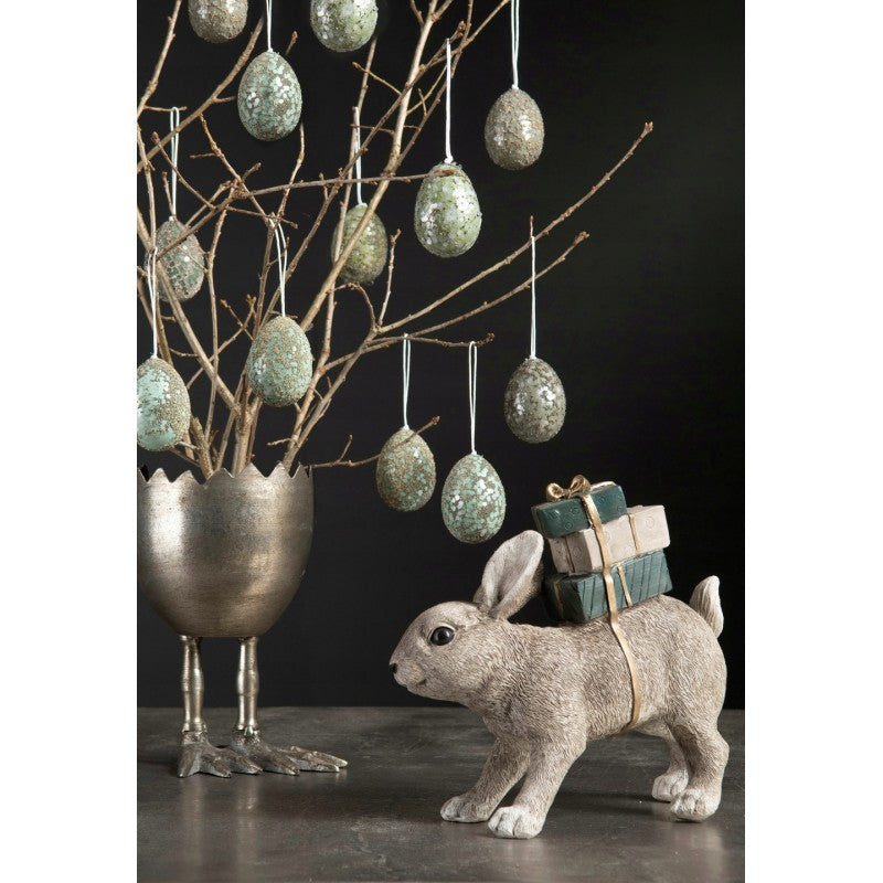 FIGURKA WIELKANOCNA ZAJĄC Z PREZENTAMI WYS. 21CM
