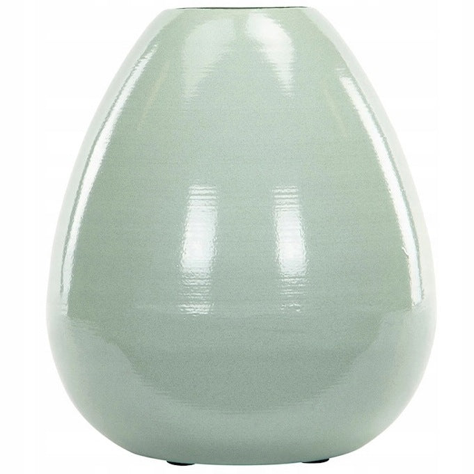 Zdjęcie produktowe na gładkim, białym tle (packshot). Pękaty, ceramiczny wazon o obłym kształcie przypominającym jajko. Powierzchnia naczynia jest pokryta błyszczącym szkliwem w delikatnym, szałwiowym odcieniu zieleni. Na spodzie widoczne są małe, czarne podkładki antypoślizgowe.