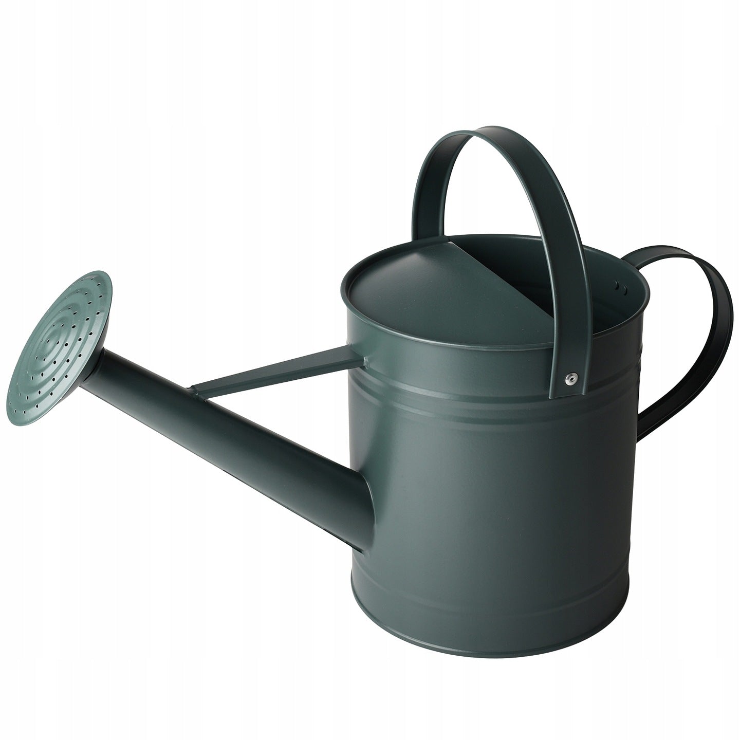 Zdjęcie produktowe na białym, gładkim tle (packshot). Klasyczna, solidna konewka wykonana z ciemnozielonego, matowego metalu. Wyraźnie widoczny pojemny zbiornik z osłoną wlewu, okrągły boczny uchwyt, górny pałąk do noszenia mocowany na nity oraz gruba, prosta wylewka zakończona okrągłym, dziurkowanym sitkiem.