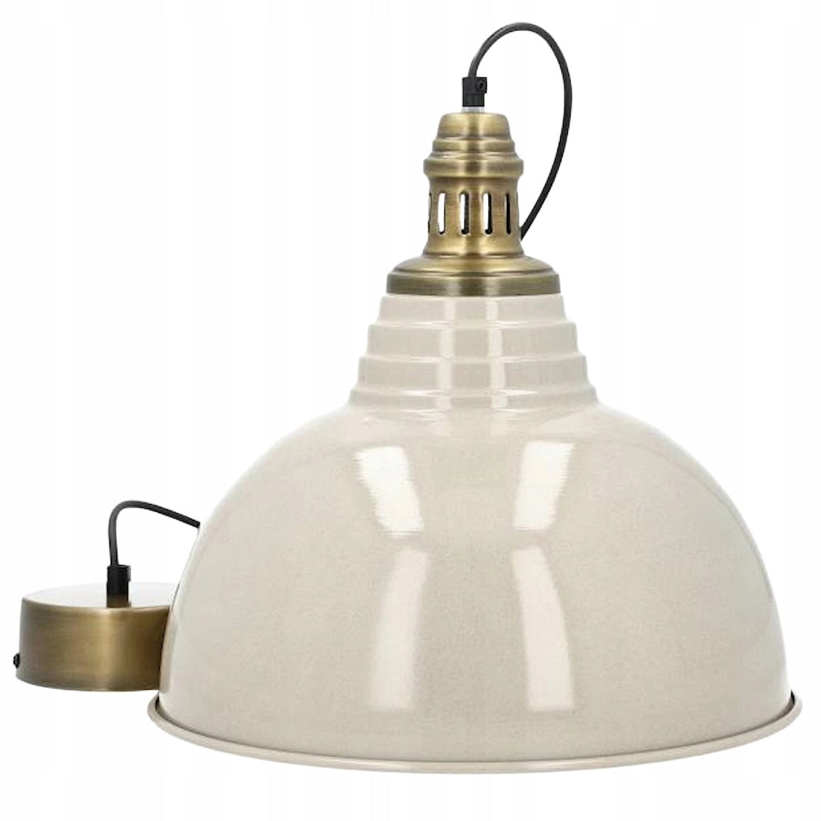 Zdjęcie produktowe na białym, gładkim tle (packshot). Wisząca lampa w stylu industrialnym lub vintage. Posiada duży, kopułowy klosz pokryty błyszczącą emalią w odcieniu złamanej bieli (kremowym/jasnoszarym). Górna część klosza jest schodkowa i płynnie przechodzi w dekoracyjny, mosiężny element z wycięciami wentylacyjnymi. Od lampy odchodzi czarny przewód zasilający, zakończony okrągłą, szczotkowaną podsufitką w kolorze mosiądzu.
