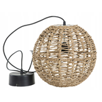 Wisząca lampa sufitowa o ażurowym kloszu w kształcie kuli, oplecionym naturalnym, grubym sznurkiem. Konstrukcja wyposażona jest w czarną oprawkę na żarówkę, czarny kabel oraz dopasowaną, matową podsufitkę. Prześwity w splotach gwarantują piękną grę światła we wnętrzu. Zdjęcie produktowe typu packshot wykonane na jednolitym, białym tle