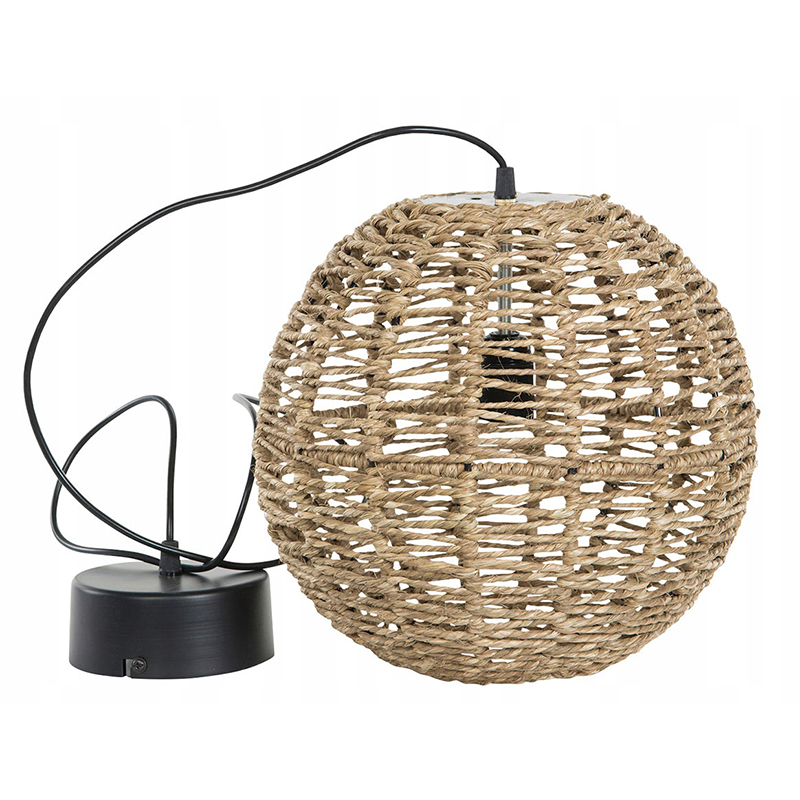 Wisząca lampa sufitowa o ażurowym kloszu w kształcie kuli, oplecionym naturalnym, grubym sznurkiem. Konstrukcja wyposażona jest w czarną oprawkę na żarówkę, czarny kabel oraz dopasowaną, matową podsufitkę. Prześwity w splotach gwarantują piękną grę światła we wnętrzu. Zdjęcie produktowe typu packshot wykonane na jednolitym, białym tle