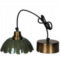 Zdjęcie produktowe na gładkim, białym tle (packshot). Wisząca lampa sufitowa o klasycznym, rustykalnym designie. Lampa składa się z klosza w kolorze ciemnej zieleni (z delikatnym, nieregularnym wybarwieniem przypominającym kamień lub ceramikę), którego dolna krawędź jest ukształtowana w równomierną falbankę. Oprawka klosza oraz okrągła podsufitka wykonane są z metalu w kolorze antycznego mosiądzu (brązowo-złotym). Elementy łączy czarny przewód elektryczny, częściowo zwinięty.