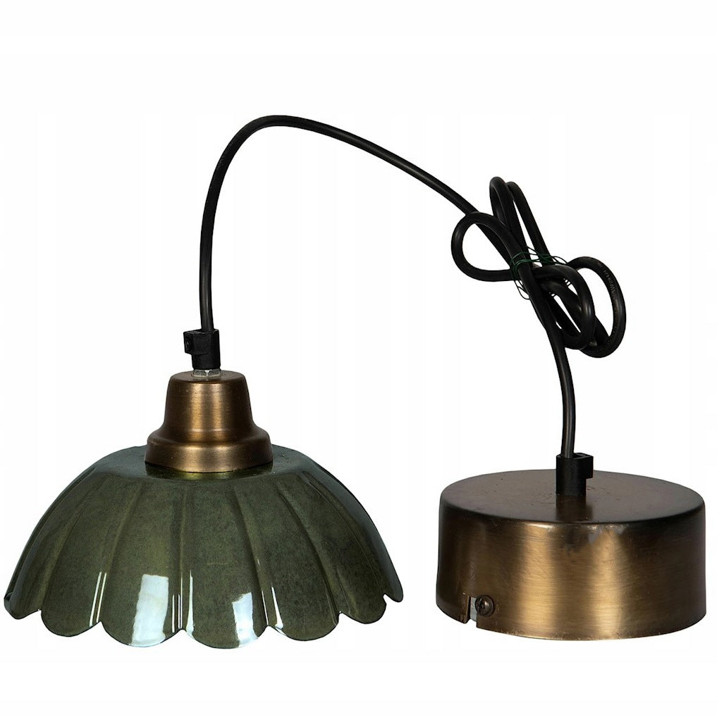 Zdjęcie produktowe na gładkim, białym tle (packshot). Wisząca lampa sufitowa o klasycznym, rustykalnym designie. Lampa składa się z klosza w kolorze ciemnej zieleni (z delikatnym, nieregularnym wybarwieniem przypominającym kamień lub ceramikę), którego dolna krawędź jest ukształtowana w równomierną falbankę. Oprawka klosza oraz okrągła podsufitka wykonane są z metalu w kolorze antycznego mosiądzu (brązowo-złotym). Elementy łączy czarny przewód elektryczny, częściowo zwinięty.