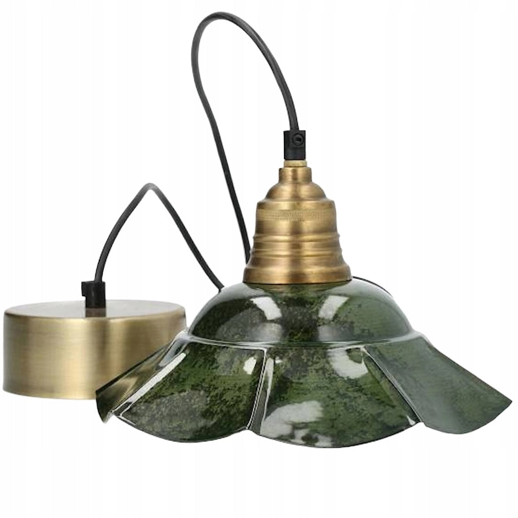 Zdjęcie produktowe na gładkim, białym tle (packshot). Lampa wisząca w stylu rustykalnym lub vintage. Posiada klosz w kolorze ciemnej, butelkowej zieleni z marmurkowym wykończeniem i charakterystycznym, szerokim, pofalowanym brzegiem. Górna część oprawy oraz okrągła podsufitka wykonane są z metalu w odcieniu szczotkowanego, patynowanego mosiądzu. Elementy łączy czarny przewód.
