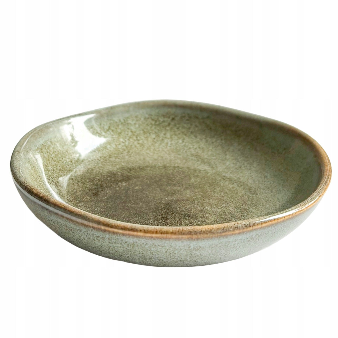 Płytka miseczka ceramiczna (talerzyk) o organicznym, lekko asymetrycznym kształcie. Powierzchnia naczynia pokryta jest błyszczącym, zielonkawo-szarym szkliwem z drobnym, dekoracyjnym nakrapianiem (efekt szkliwa reaktywnego), a jej krawędź wykończono kontrastującym, brązowym rantem. Zdjęcie produktowe typu packshot na czystym, białym tle.