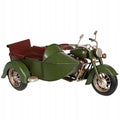 Zdjęcie produktowe na gładkim, białym tle (packshot). Metalowy model motocykla w kolorze oliwkowej zieleni z dołączonym wózkiem bocznym. Figurka posiada brązowe detale imitujące skórzane siedzenia oraz srebrne, lekko przecierane elementy silnika, ramy i reflektorów, co nadaje jej surowy, industrialny wygląd w stylu vintage.