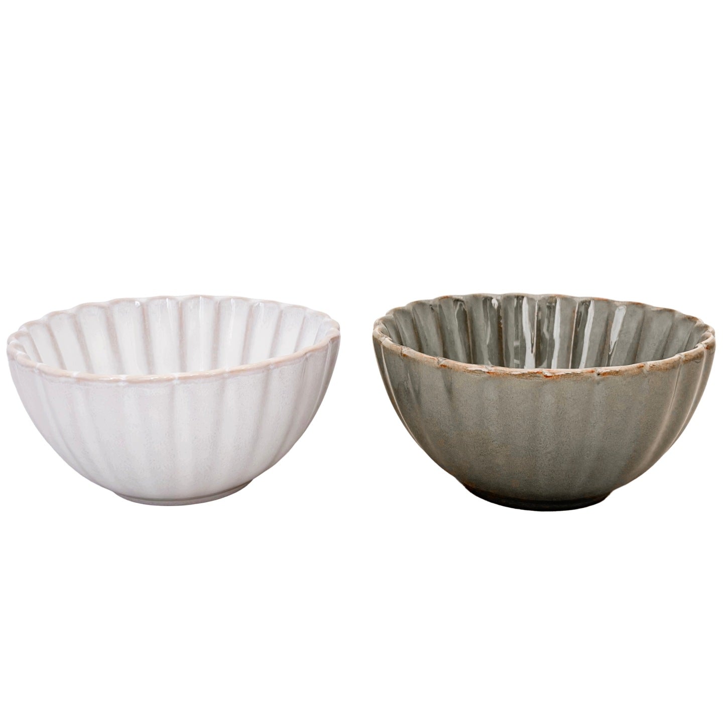 Zdjęcie produktowe na białym tle (packshot). Zestaw dwóch głębokich, ceramicznych miseczek z ryflowanymi (żłobionymi) ściankami. Miska po lewej jest w kolorze złamanej bieli, a po prawej w zgaszonym, szarozielonym odcieniu. Obie posiadają subtelnie przecierane krawędzie, nadające im rustykalny charakter.