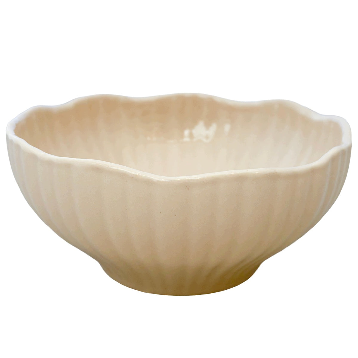 Zdjęcie produktowe na białym tle (packshot). Jasnokremowa (beżowa) miska ceramiczna o głębokim profilu. Zewnętrzna ścianka naczynia jest delikatnie ryflowana, a górna krawędź ma nieregularny, pofalowany kształt, który nadaje całości rustykalny, romantyczny urok.