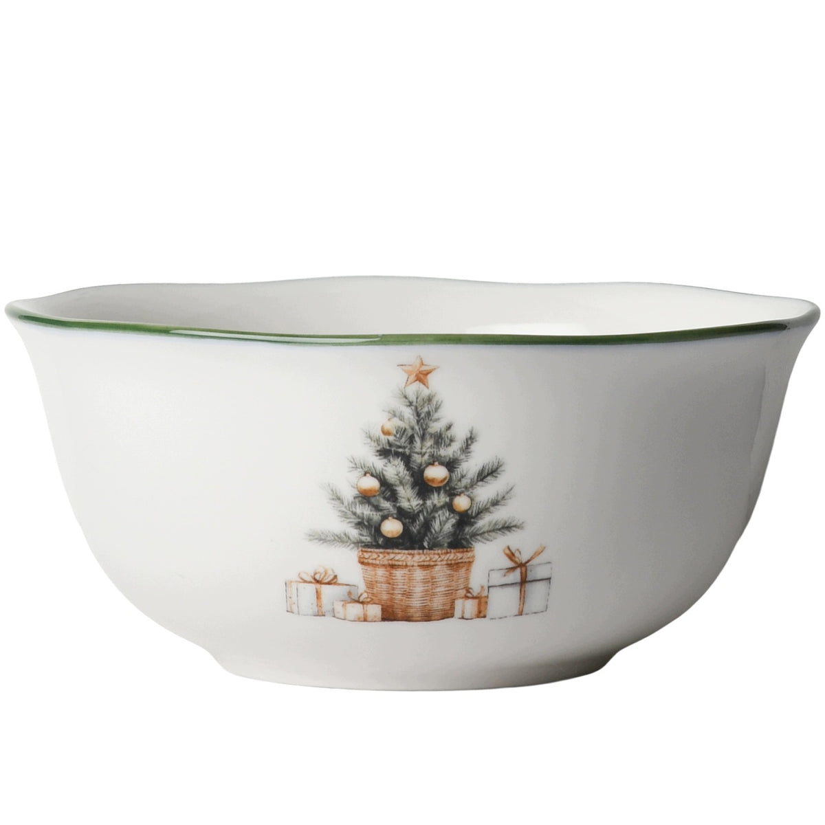 Zdjęcie produktowe na gładkim, białym tle (packshot). Przedstawia białą, ceramiczną miskę z delikatnie pofalowanym rantem ozdobionym zieloną obwódką. Na ściance naczynia znajduje się malowany motyw ubranej choinki osadzonej w wiklinowym koszu ze złotą gwiazdą na szczycie oraz ułożonymi u jej stóp prezentami
