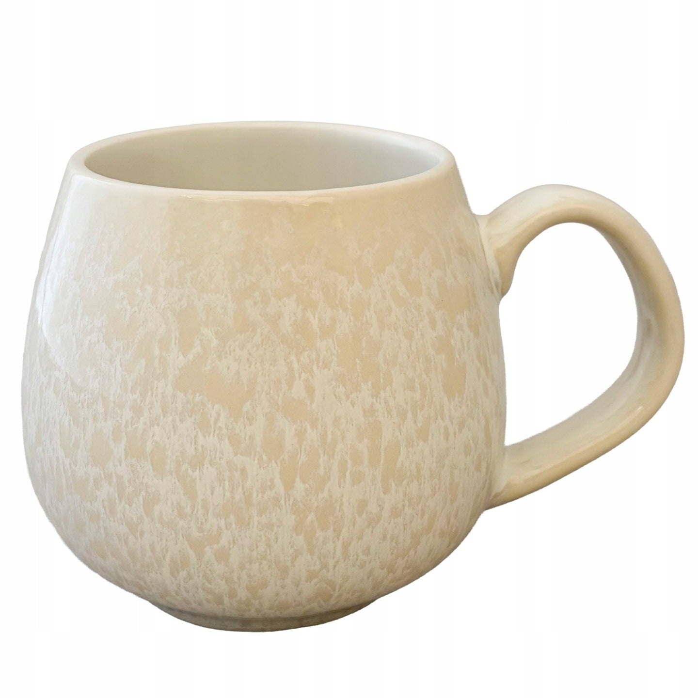 Zdjęcie produktowe na białym tle (packshot). Pękaty kubek ceramiczny z dużym uchem w jasnokremowym odcieniu. Powierzchnię naczynia pokrywa reaktywne szkliwo tworzące subtelną, nieregularną, lekko spękaną fakturę w jaśniejszych tonacjach.