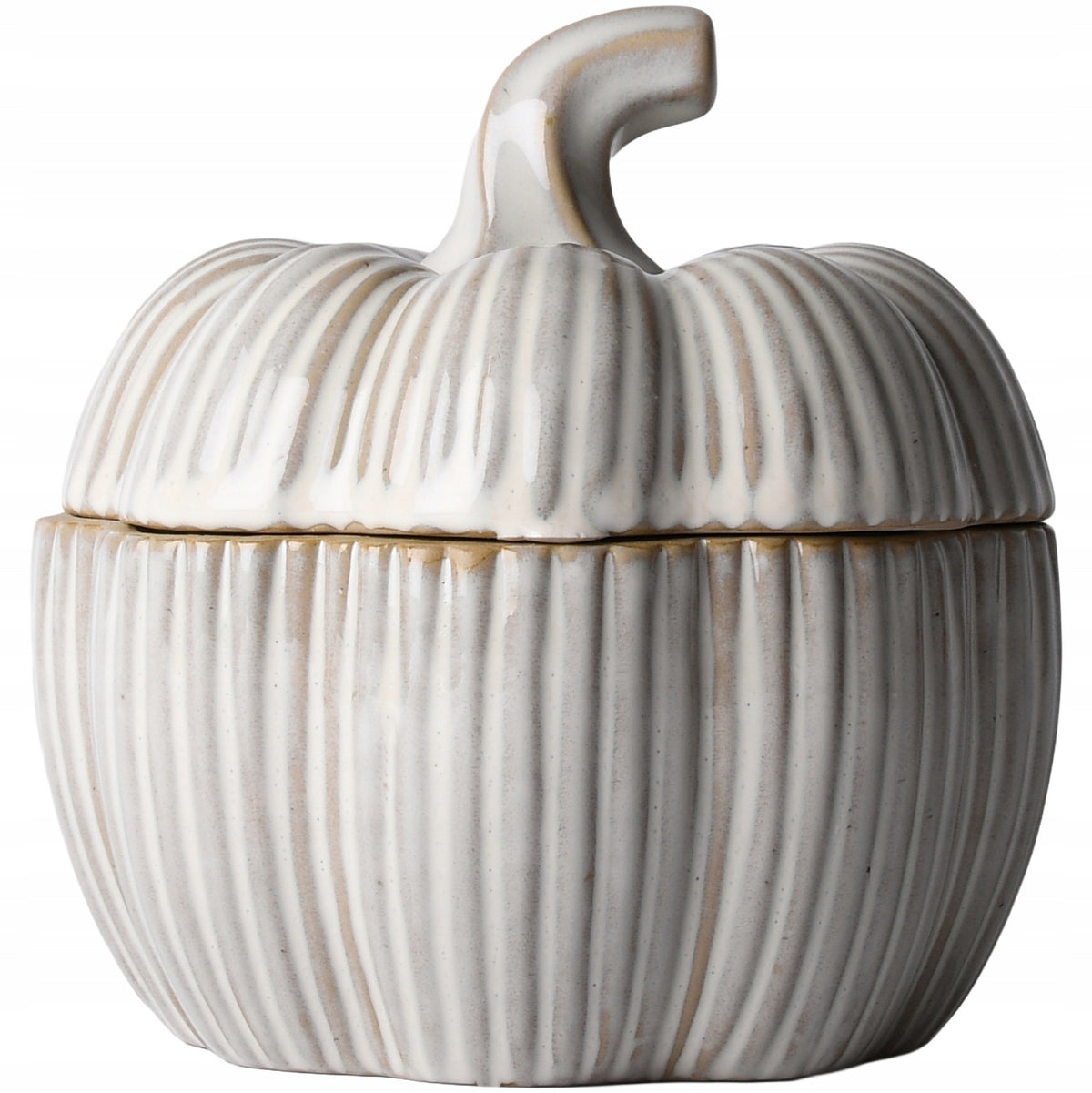 Zdjęcie produktowe na białym tle (packshot). Kremowe, ceramiczne naczynie z przykrywką w kształcie dyni. Powierzchnia ozdobiona jest wyraźnymi, pionowymi prążkami (ryflowaniem) i pokryta lśniącym szkliwem. Na krawędziach i wgłębieniach widoczne są delikatne, brązowe przetarcia nadające całości rustykalny charakter. Pokrywka zwieńczona jest profilowanym, zaokrąglonym ogonkiem.