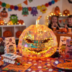 Wesoła aranżacja stołu na dziecięce przyjęcie z okazji Halloween. W centrum króluje świecąca, geometryczna dynia z holograficznego materiału. Dookoła rozłożone są papierowe talerzyki, serwetki i torebki na słodycze z nadrukami kolorowych, wesołych potworków, a na blacie rozsypane są cukierki. W rozmytym tle widać radosne dzieci oraz kolorowe dekoracje ścienne.
