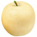 Zdjęcie produktowe na całkowicie białym tle (packshot). Pojedyncze sztuczne jasne jabłko odmiany Golden Delicious. Owoce mają gładką, jasnożółtą skórkę z drobnymi, naturalnie wyglądającymi plamkami i przebarwieniami. Na górze widoczny jest krótki, zielono-brązowy, sztuczny ogonek.