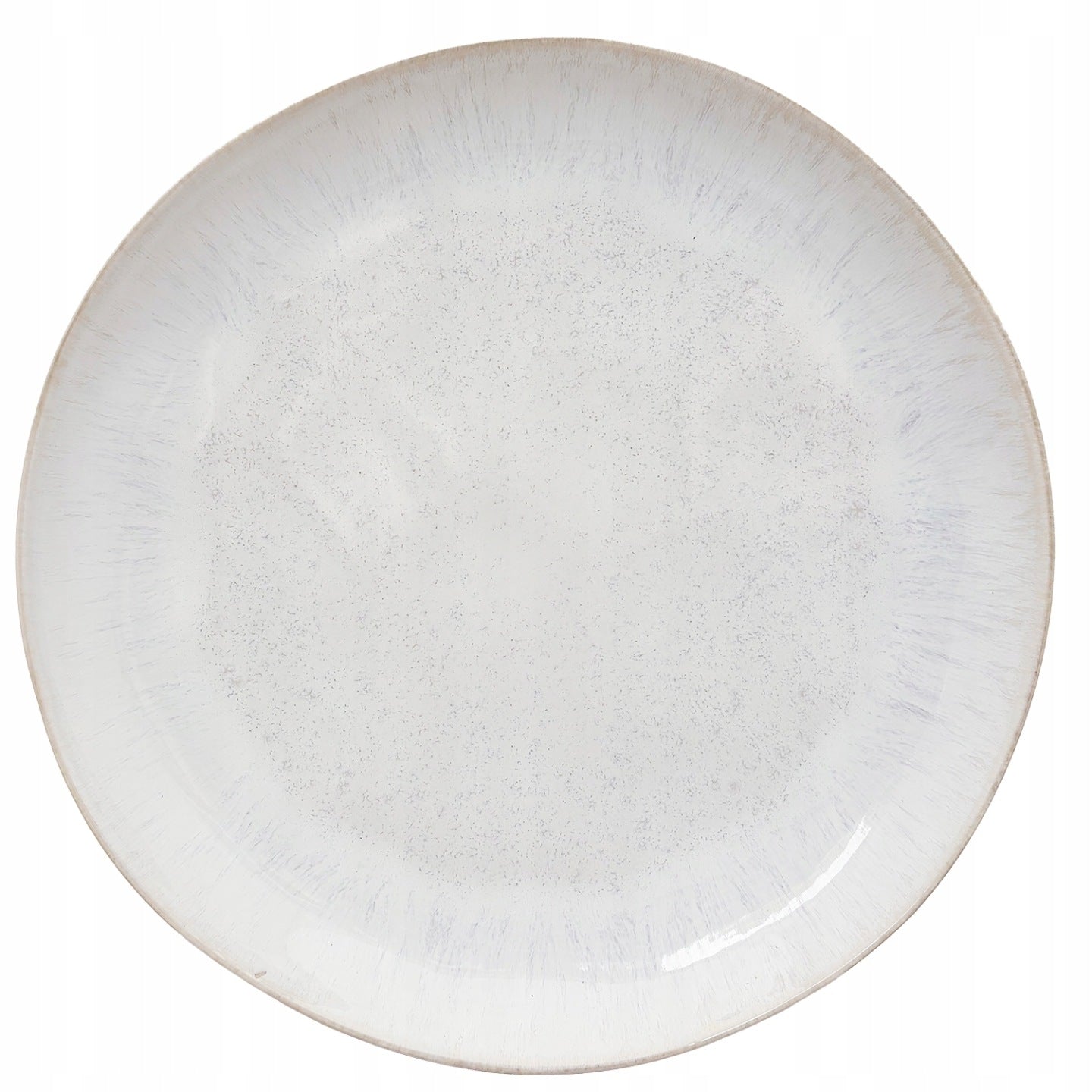 Zdjęcie produktowe typu packshot wykonane z góry (flat lay) na czystym, białym tle. Przedstawia pusty, okrągły talerz ceramiczny o płytkim profilu. Naczynie charakteryzuje się jasną, kremowo-szarą kolorystyką z bardzo delikatnym, nakrapianym deseniem (przypominającym szkliwo reaktywne) oraz subtelnie zaznaczonym, beżowym rantem. Minimalistyczny i naturalny wygląd sprawia, że jest to idealna baza do serwowania różnorodnych potraw.