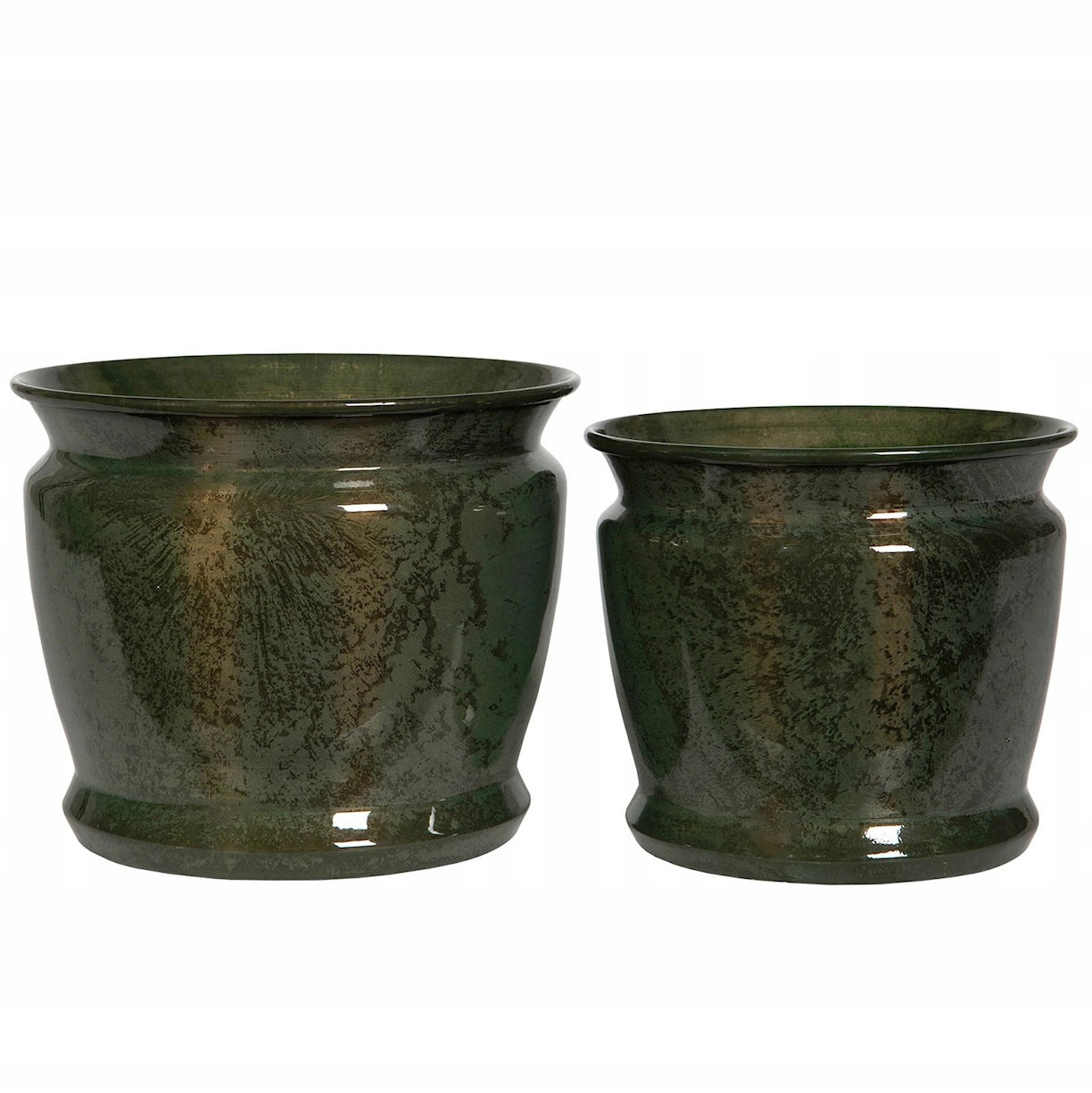Zdjęcie produktowe na gładkim, białym tle (packshot). Zestaw dwóch pustych, pękatych donic ceramicznych o różnej wielkości. Naczynia pokryte są lśniącym szkliwem w kolorze ciemnej zieleni z nieregularnymi, miedziano-brązowymi przetarciami, przypominającymi patynę. Donice mają wywinięte na zewnątrz górne krawędzie oraz wyraźnie zarysowane podstawy.