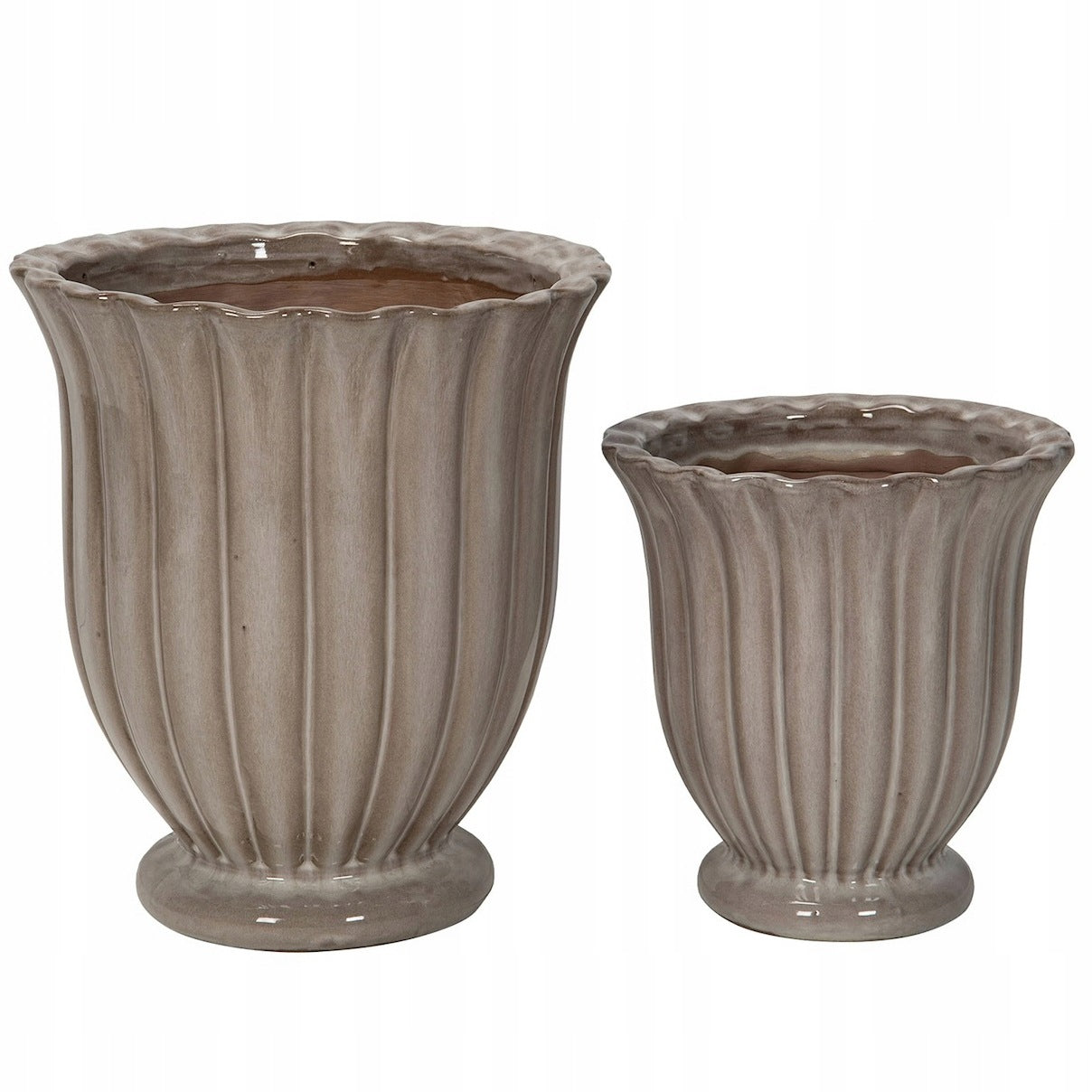 Zdjęcie produktowe na gładkim, białym tle (packshot). Zestaw dwóch pustych donic ceramicznych w kształcie eleganckich pucharków na stopce (jedna większa, druga mniejsza). Powierzchnia naczyń pokryta jest błyszczącym szkliwem w szaro-beżowym odcieniu (taupe). Donice posiadają wyraźne pionowe żłobienia oraz delikatnie falowane krawędzie górne.