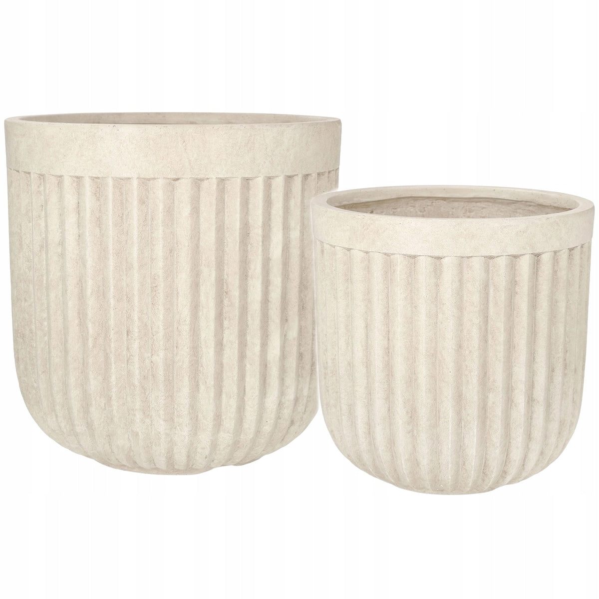 Zdjęcie produktowe na białym tle (packshot). Zestaw dwóch jasnych, prawdopodobnie ceramicznych lub betonowych donic o pękatym kształcie, który delikatnie zwęża się ku dołowi. Ich powierzchnia ozdobiona jest wyraźnymi, pionowymi ryflowaniami, a na górze znajduje się gładki, poziomy rant. Donice mają lekko chropowatą fakturę i kolor kremowej, złamanej bieli przypominającej naturalny kamień.