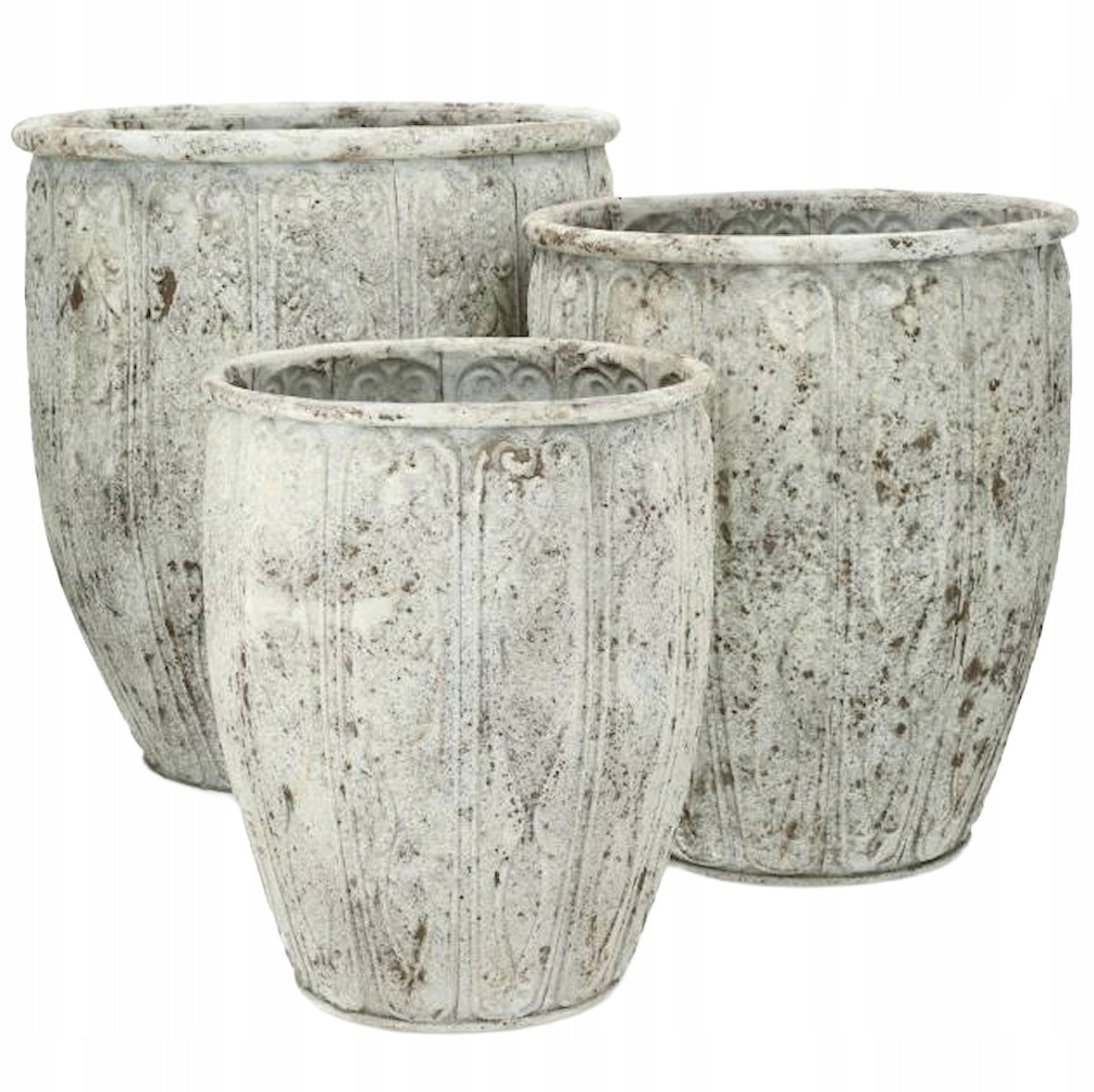 Zdjęcie produktowe na gładkim, białym tle (packshot). Zestaw trzech donic o różnych rozmiarach, wykonanych z materiału imitującego stary, przecierany kamień lub ceramikę. Donice mają jasnoszary kolor z licznymi, nieregularnymi brązowymi plamkami rdzy i patyny. Powierzchnia naczyń ozdobiona jest pionowymi, wypukłymi pasami oraz subtelnymi, roślinnymi i geometrycznymi ornamentami przy górnej krawędzi.