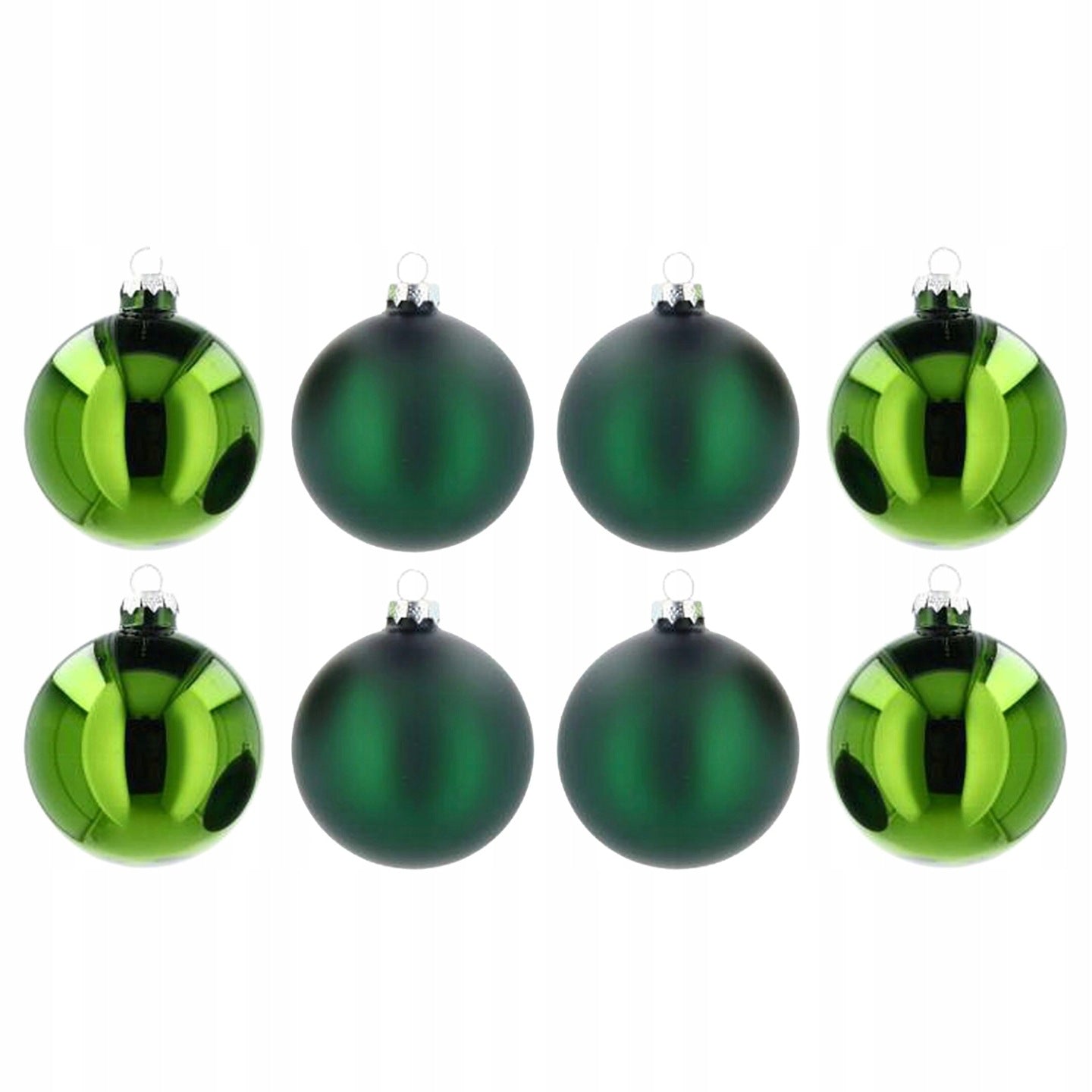 Zdjęcie produktowe na białym tle (packshot). Komplet ośmiu okrągłych bombek choinkowych ułożonych symetrycznie w dwóch rzędach. Bombki mają głęboki, zielony kolor i występują naprzemiennie w dwóch wykończeniach: gładkim matowym oraz mocno błyszczącym. Zwieńczone są klasycznymi, srebrnymi kapslami do zawieszenia.