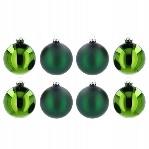 Zdjęcie produktowe na białym tle (packshot). Komplet ośmiu okrągłych bombek choinkowych ułożonych symetrycznie w dwóch rzędach. Bombki mają głęboki, zielony kolor i występują naprzemiennie w dwóch wykończeniach: gładkim matowym oraz mocno błyszczącym. Zwieńczone są klasycznymi, srebrnymi kapslami do zawieszenia.